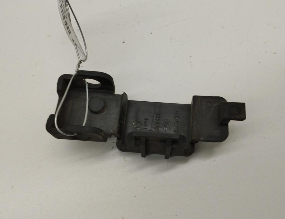 кронштейн радиатора Audi A6 C5 1999, 2.4 л., бензин, МКПП, серый, седан, 8D0260427