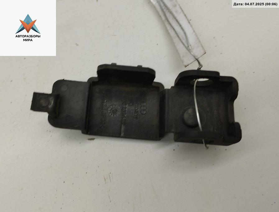 кронштейн радиатора Audi A6 4B/C5 1999, 2.4 л., бензин, МКПП, серый, седан, 8D0260427 - фото №1