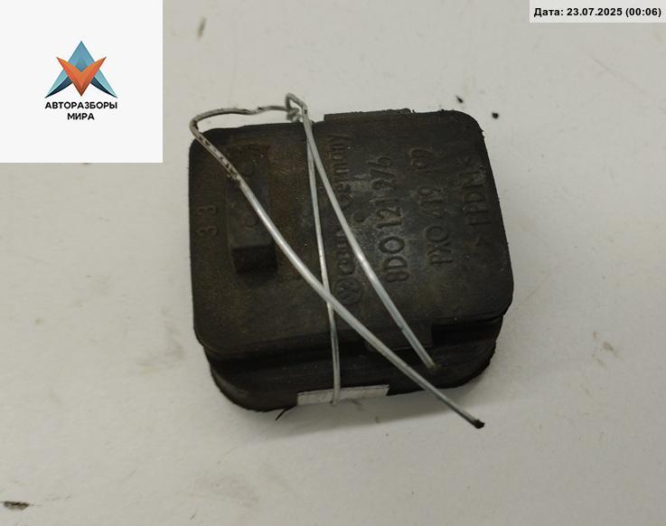 кронштейн радиатора Audi A6 4B/C5 1999, 2.4 л., бензин, МКПП, серый, седан, 8D0121276 - фото №1