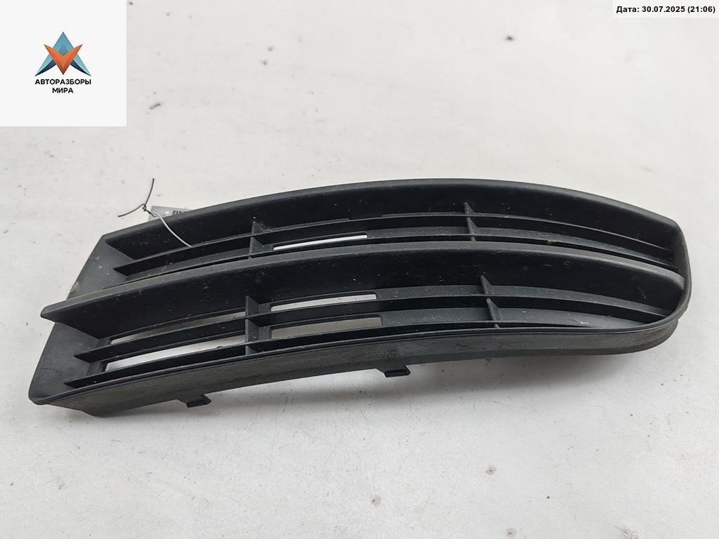 заглушка (решетка) в бампер Volkswagen Touran 1 поколение 2005, 2.0 л., бензин, МКПП, чёрный, минивэн, 1T08532685 - фото №1