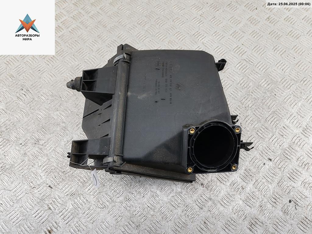 корпус воздушного фильтра Audi A4 B5 1997, 2.8 л., бензин, АКПП, серый, седан, 058133843 - фото №1