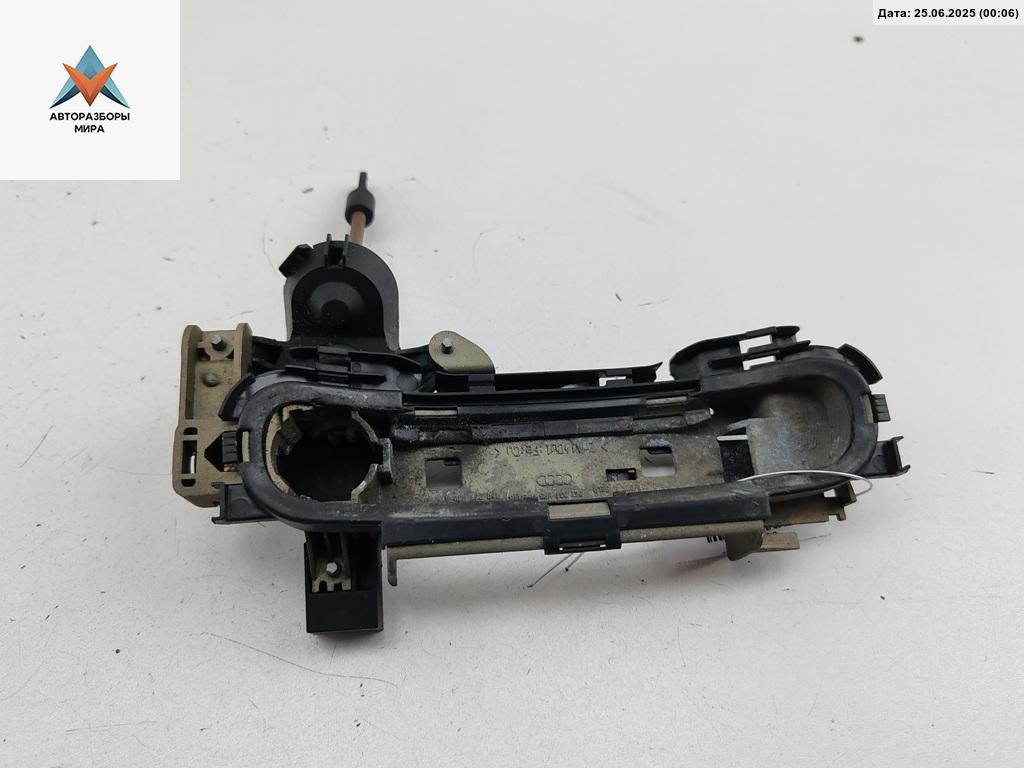 Корпус (держатель) ручки двери передней левой Audi A4 B6 2002, 2.5 л., дизель, МКПП, синий, универсал, 8E1837886 - фото №1