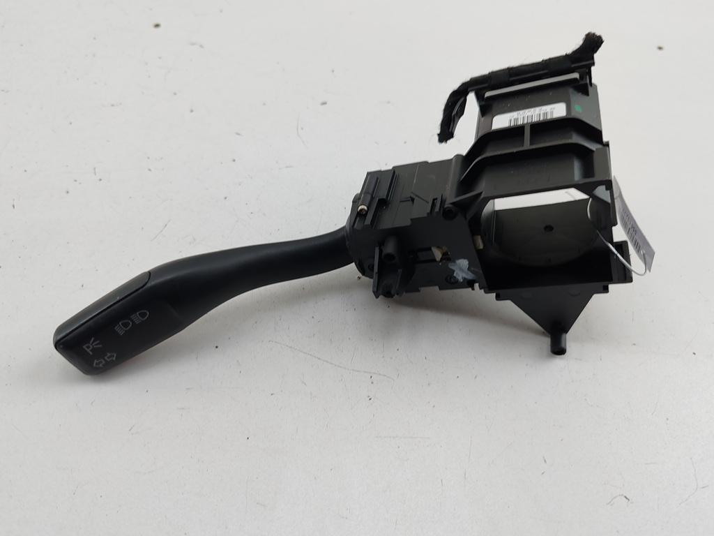 переключатель поворотов Audi A4 B6 2002, 2.0 л., бензин, МКПП, синий, универсал, 8E0953513