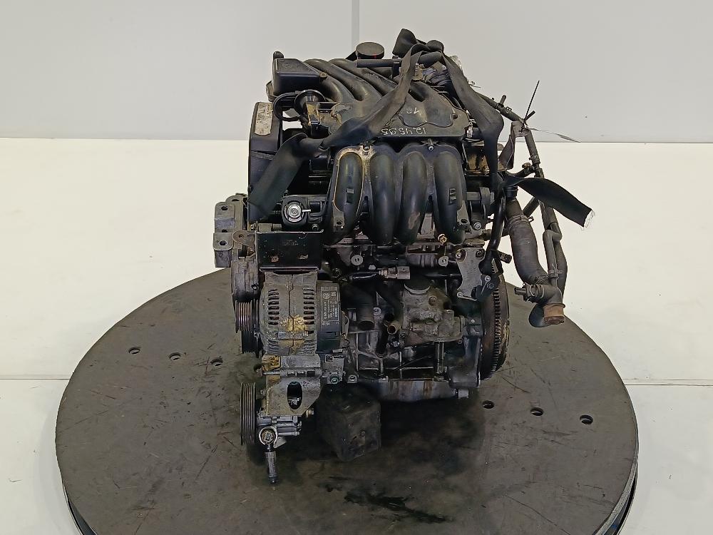 двигатель Volkswagen Golf 5 поколение 2003, Бензин 1.6, цвет, AKL - фото №1