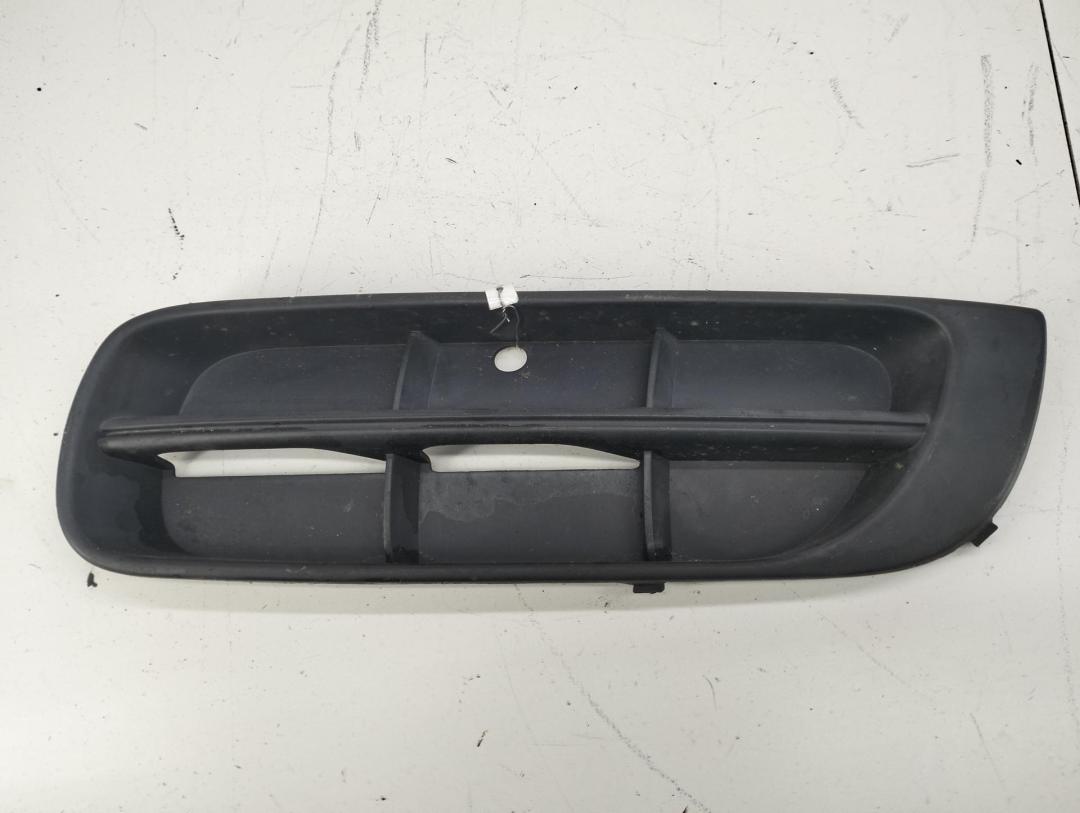 заглушка (решетка) в бампер Skoda Roomster 1 поколение 2009, 1.4 л., бензин, МКПП, чёрный, фургон, 5J0807367 - фото №1