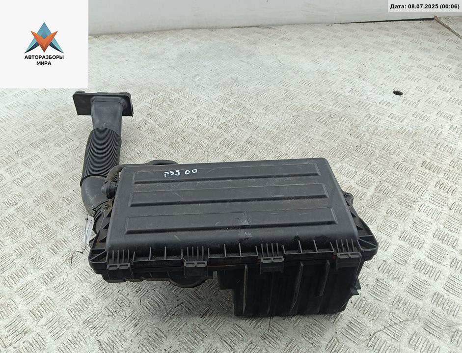 корпус воздушного фильтра Skoda Roomster 1 поколение 2009, 1.4 л., бензин, МКПП, чёрный, фургон - фото №1