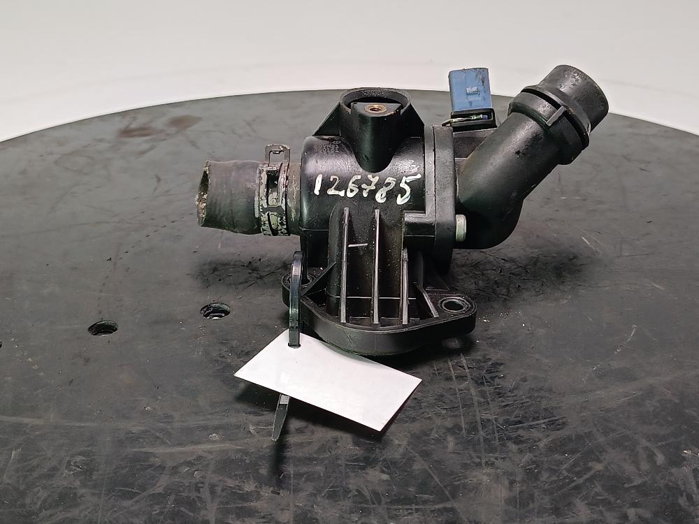 корпус термостата Audi A4 B6 2003, цвет - фото №1