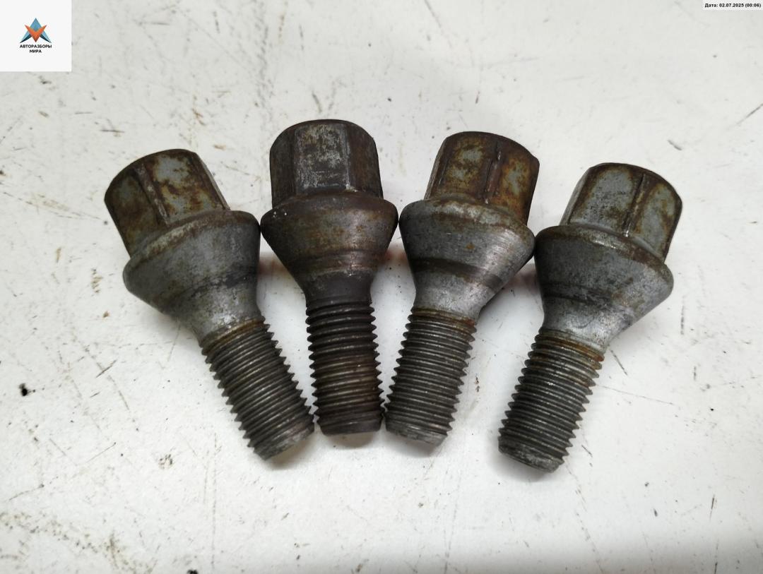 болт колесный Renault Captur 1 поколение 2016, 1.2 л., бензин, АКПП, серый, внедорожник 5 дв. - фото №1