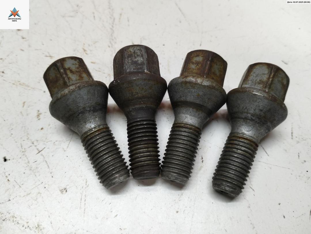 болт колесный Renault Captur 1 поколение 2016, 1.2 л., бензин, АКПП, серый, внедорожник 5 дв. - фото №1