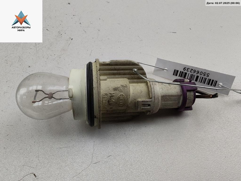 Патрон лампы указателя поворота Audi 100 4A/C4 1992, 2.3 л., бензин, АКПП, красный, седан, 811953053 - фото №1