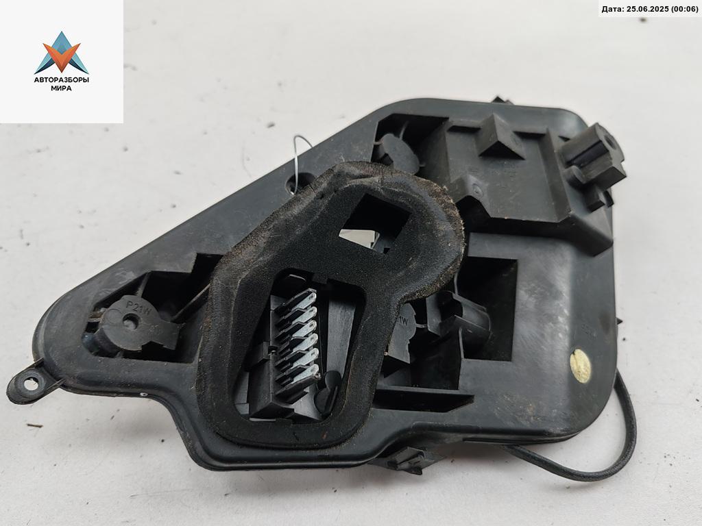 панель заднего левого фонаря Opel Astra H 2004, 1.4 л., бензин, МКПП, серый, хетчбэк 5 дв., 159727 - фото №1