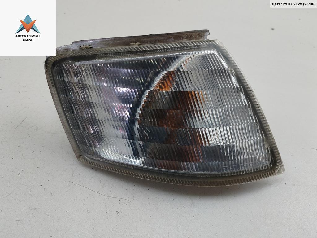 Поворотник (указатель поворота) правый Nissan Primera P11 1997, 2.0 л., бензин, МКПП, красный, хетчбэк 5 дв. - фото №1
