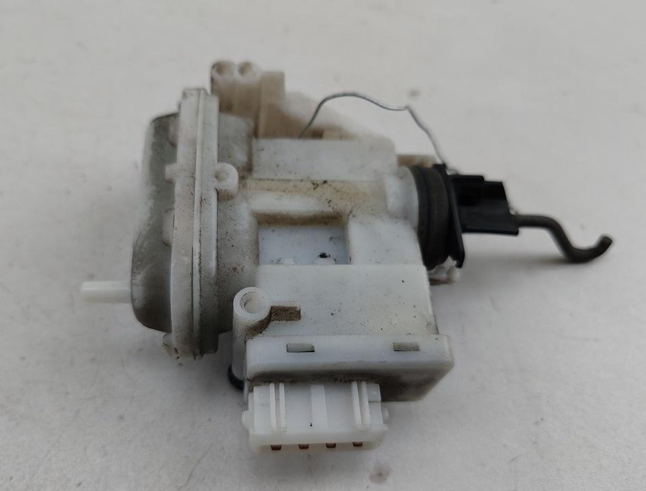 активатор (привод) замка двери Volkswagen Passat B4 1996, 1.8 л., бензин, МКПП, красный, универсал, 3A0862153 - фото №1