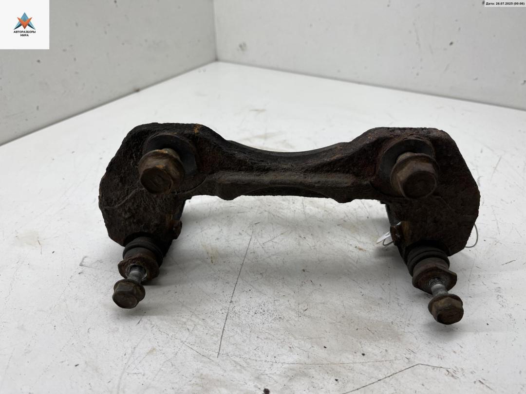 скоба суппорта Mitsubishi Lancer 9 поколение 2003, 2.0 л., бензин, МКПП, синий, универсал - фото №1