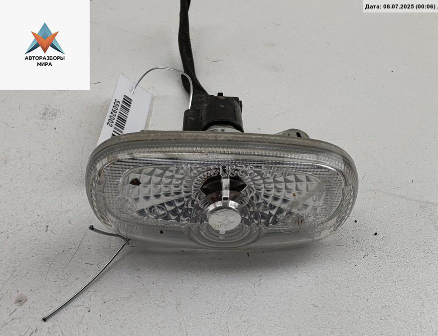 повторитель передний правый Kia Carens 3 поколение 2006, 2.0 л., дизель, МКПП, серый, минивэн, 92303-3K0 - фото №1