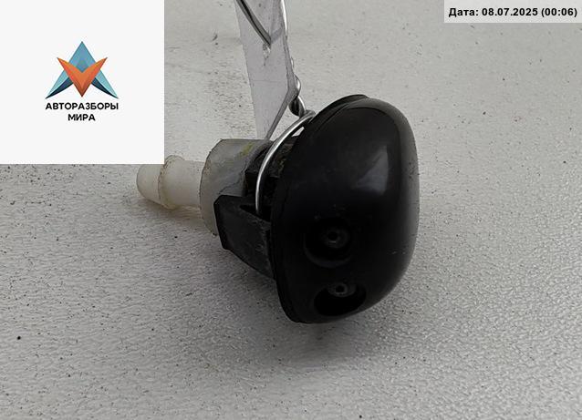 форсунка омывателя лобового стекла Nissan Primera P11 1997, 2.0 л., бензин, МКПП, красный, хетчбэк 5 дв. - фото №1