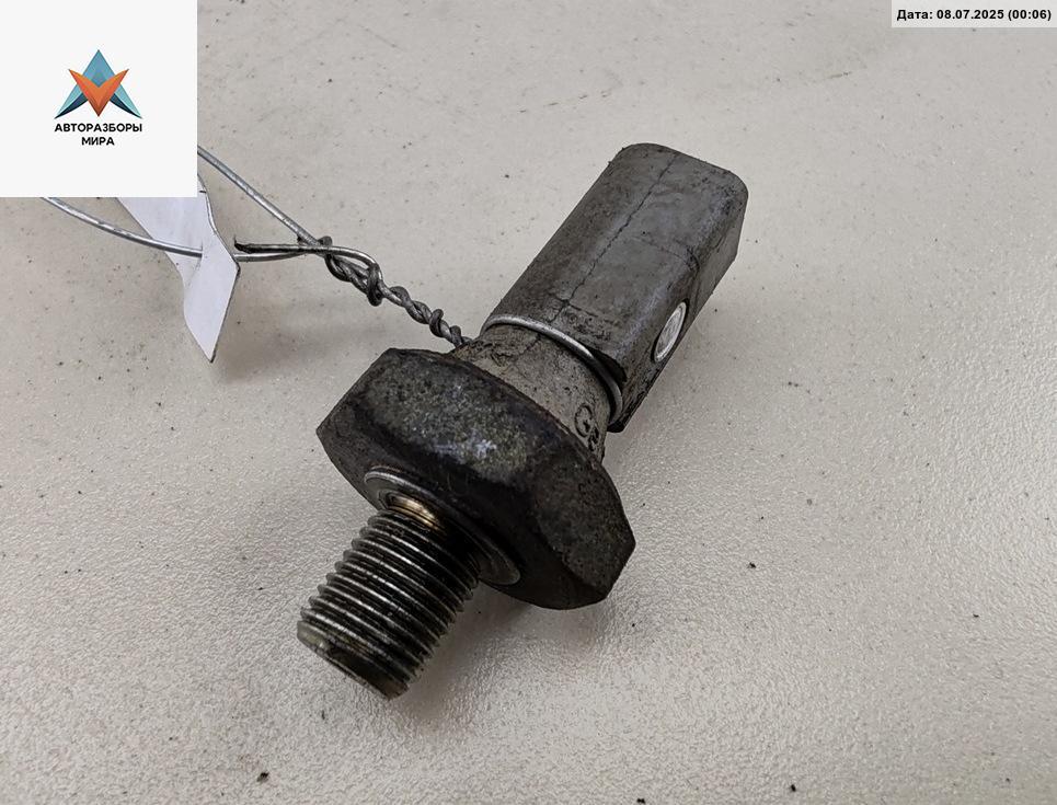 датчик давления масла Volkswagen Bora 1 поколение 1999, 2.3 л., бензин, МКПП, чёрный, универсал, 06A910081 - фото №1