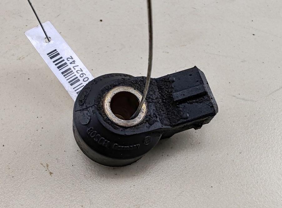 датчик детонации Volkswagen Bora 1999, 2.3 л., бензин, МКПП, чёрный, универсал, 261231045