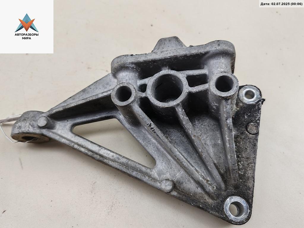 кронштейн двигателя Volkswagen Bora 1 поколение 1999, 2.3 л., бензин, МКПП, чёрный, универсал, 1J0199354G - фото №1