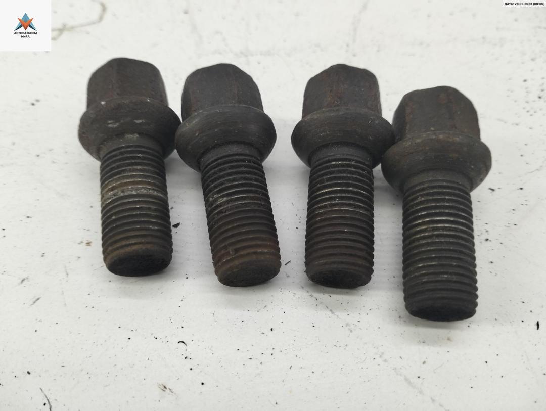 болт колесный Volkswagen Bora 1 поколение 2001, 2.0 л., бензин, МКПП, чёрный, седан, 8D0601139D - фото №1