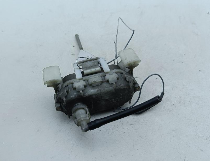 замок лючка топливного бака Audi A6 4A/C4 1997, 2.5 л., дизель, МКПП, зелёный, универсал - фото №1