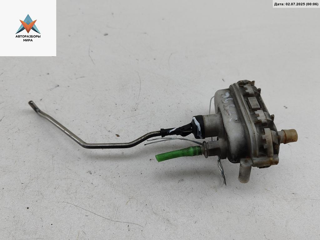 активатор замка багажника Audi A6 4A/C4 1997, 2.5 л., дизель, МКПП, зелёный, универсал, 4A9862153 - фото №1