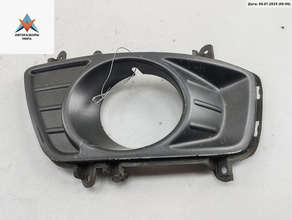 рамка фары противотуманной левой Kia Carens 3 поколение 2006, 2.0 л., дизель, МКПП, серый, минивэн, 86515-1D050 - фото №1