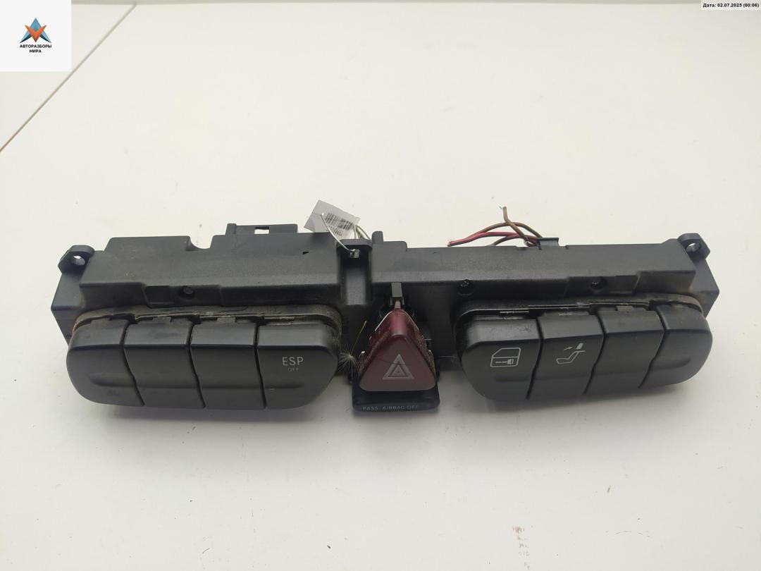 кнопка аварийной сигнализации Mercedes-Benz C-Класс W203/S203/CL203 2003, 2.2 л., дизель, МКПП, синий, седан, 2038215679 - фото №1