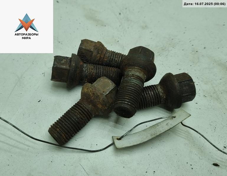 болт колесный Volkswagen Golf 4 поколение 1998, 1.4 л., бензин, МКПП, чёрный, хетчбэк 3 дв. - фото №1