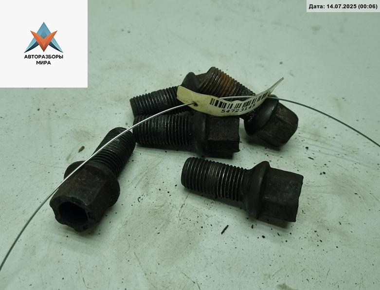 болт колесный Volkswagen Passat B5 1998, 1.6 л., бензин, МКПП, чёрный, универсал - фото №1