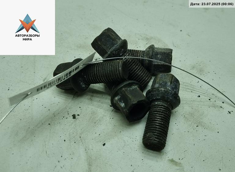 болт колесный Volkswagen Passat B5 1998, 1.9 л., дизель, МКПП, серый, универсал - фото №1