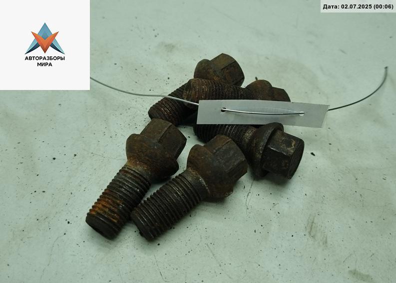 болт колесный Volkswagen Golf 4 поколение 1998, 1.4 л., бензин, МКПП, чёрный, хетчбэк 3 дв. - фото №1