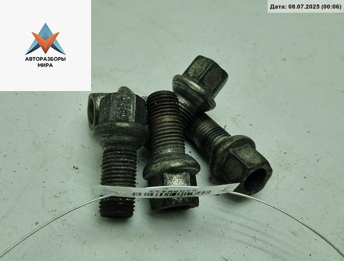 болт колесный Volkswagen Passat B6 2008, 1.8 л., бензин, МКПП, чёрный, универсал - фото №1