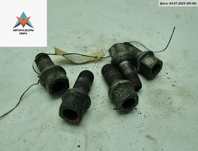 болт колесный Volkswagen Passat B6 2008, 1.8 л., бензин, МКПП, чёрный, универсал - фото №1