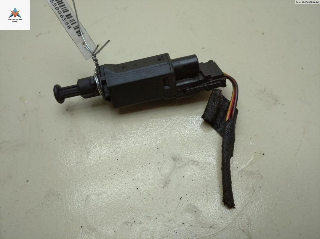 Датчик (включатель) стоп-сигнала Volkswagen Transporter T4 1996, 2.5 л., дизель, МКПП, синий, микроавтобус, 191945515 - фото №1