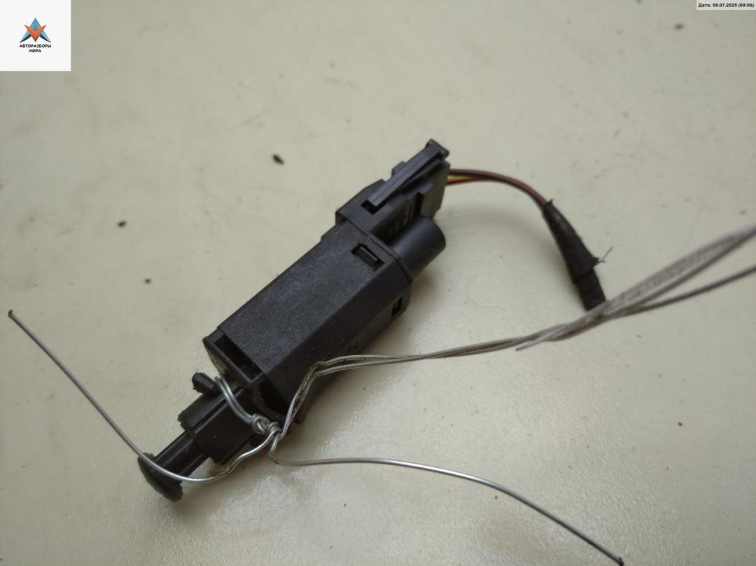 Датчик (включатель) стоп-сигнала Volkswagen Transporter T4 1997, 2.4 л., дизель, МКПП, жёлтый, микроавтобус, 191945545B - фото №1