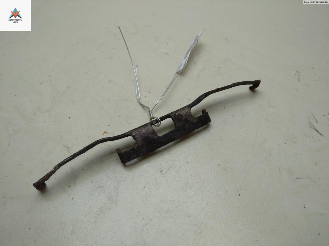 скоба суппорта Volkswagen LT 2 поколение 2005, 2.5 л., дизель, МКПП, белый, микроавтобус - фото №1