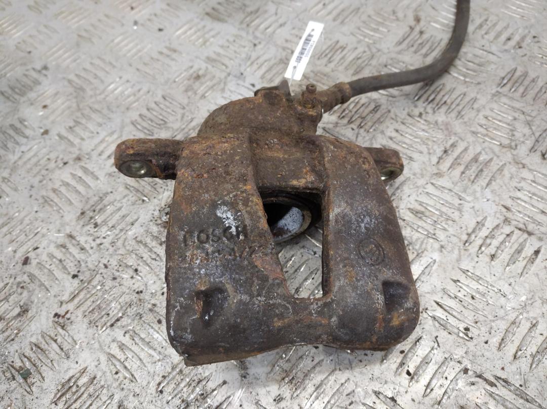 суппорт передний левый Fiat Stilo 2002, 1.6 л., бензин, МКПП, чёрный, хетчбэк 5 дв.