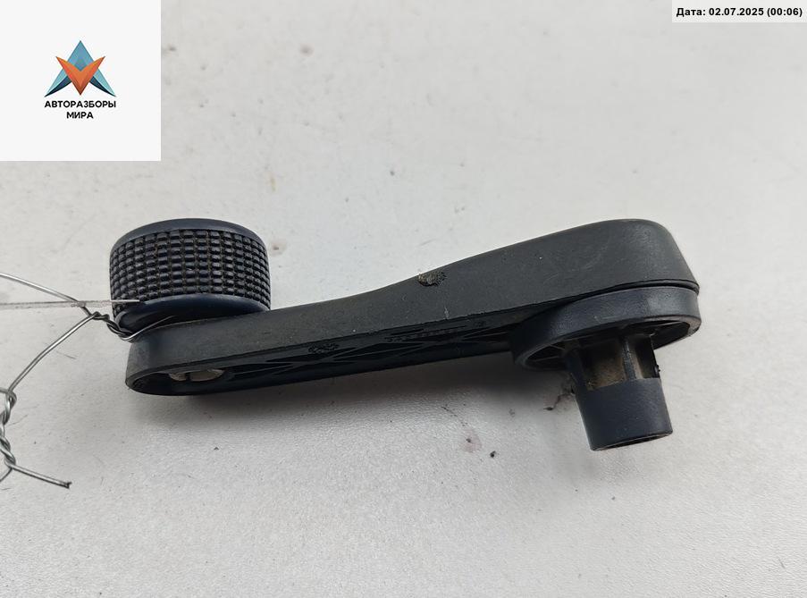 ручка стеклоподъемника Volkswagen Passat B4 1996, 2.0 л., бензин, АКПП, серый, универсал, 3A0837581B - фото №1