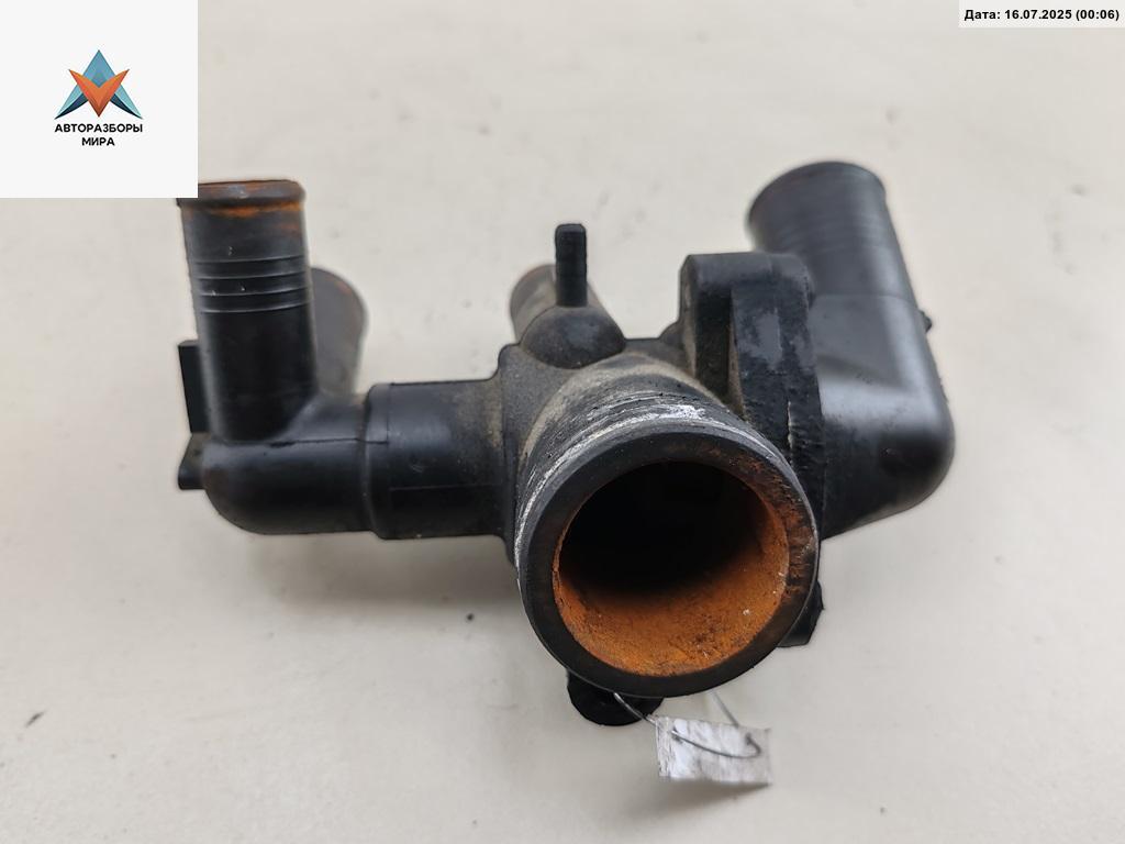 корпус термостата Citroen Jumper 2 поколение 2007, 2.2 л., дизель, МКПП, белый, микроавтобус, 6C108A586AC - фото №1