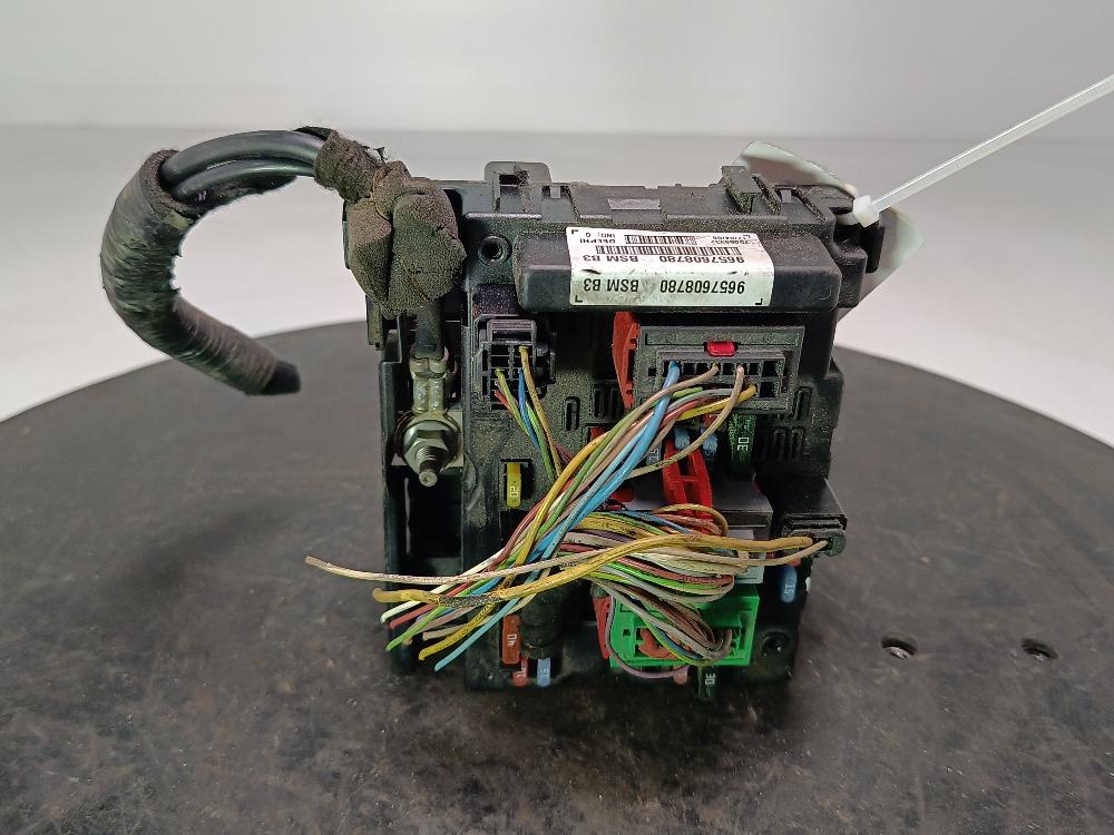 блок предохранителей Peugeot 307 1 поколение 2004, цвет, 9657608780 - фото №1