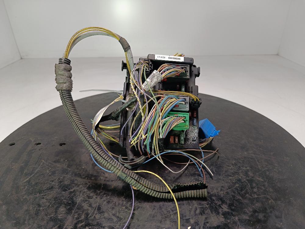 блок предохранителей Peugeot 307 1 поколение 2004, цвет, 9650664080 - фото №1