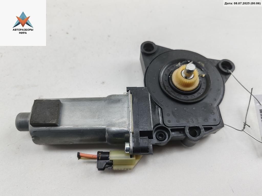 моторчик стеклоподъемника задний левый Kia Carens 3 поколение 2006, 2.0 л., МКПП, минивэн - фото №1