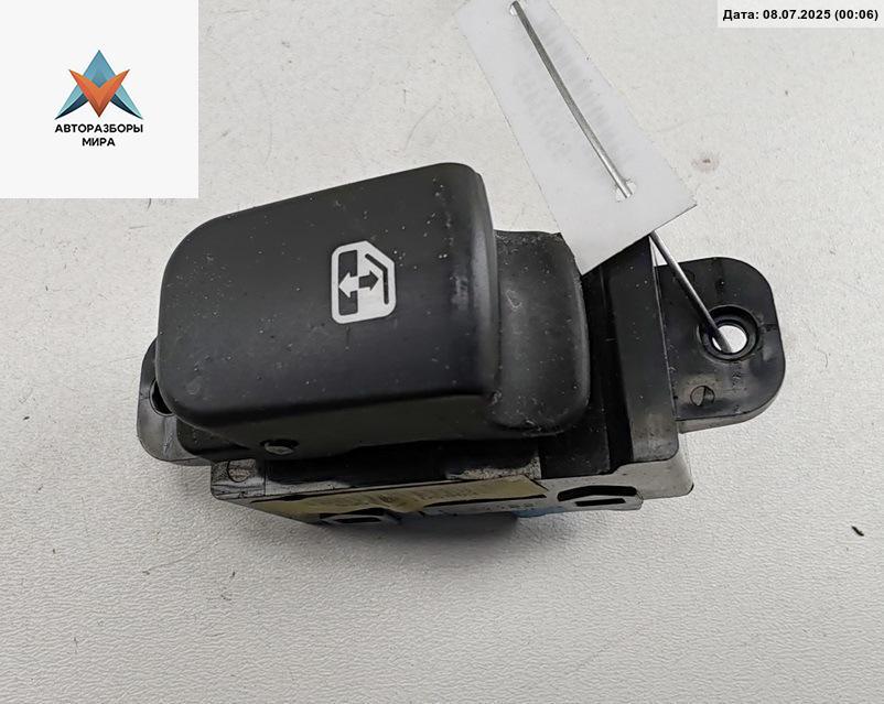 кнопка стеклоподъемника заднего правого Kia Carens 3 поколение 2006, 2.0 л., дизель, МКПП, серый, минивэн, 93580-1D5003W - фото №1