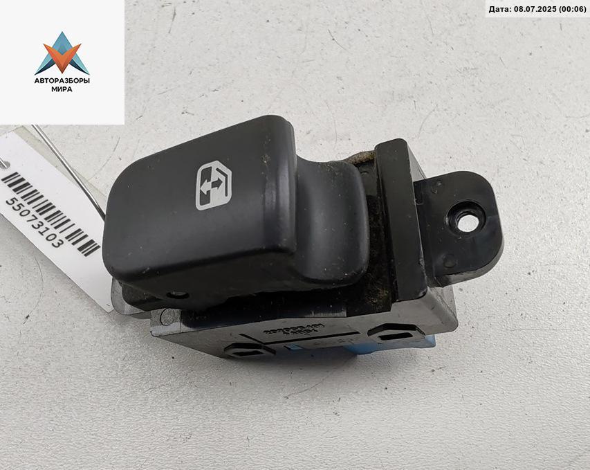 кнопка стеклоподъемника заднего левого Kia Carens 3 поколение 2006, 2.0 л., дизель, МКПП, серый, минивэн, 935801D0003W - фото №1