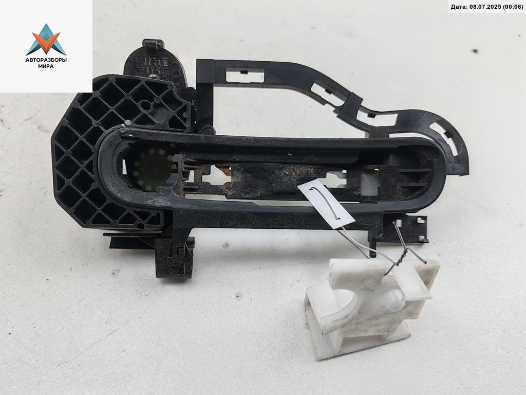 Корпус (держатель) ручки двери передней левой Audi A6 4F/C6 2006, 2.7 л., дизель, АКПП, серый, универсал, 4F0837885 - фото №1