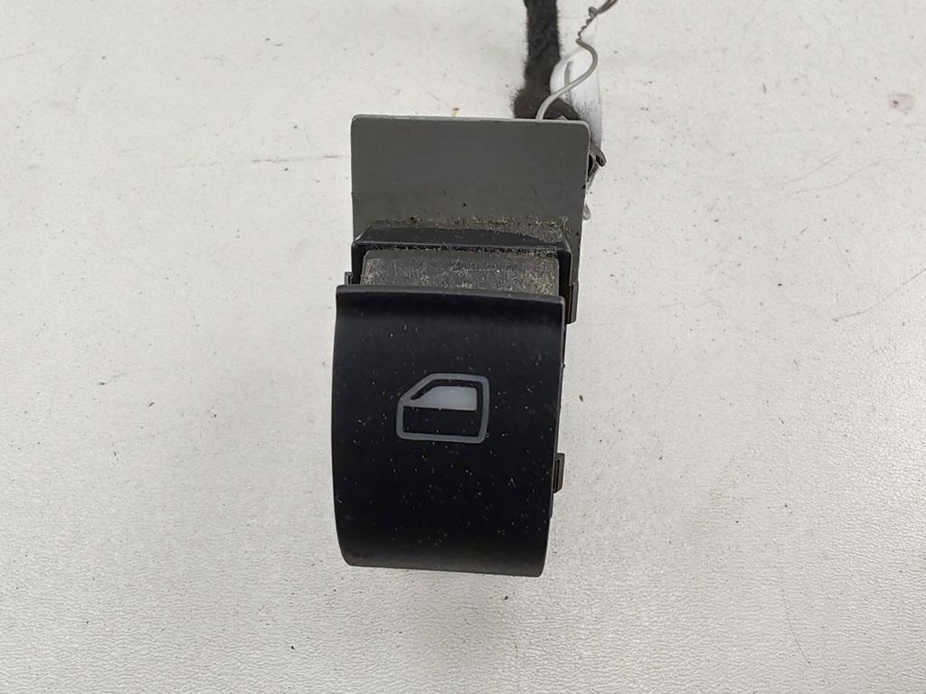 кнопка стеклоподъемника заднего левого Audi A6 C5 2003, 2.0 л., бензин, АКПП, зелёный, седан, 4B0959855