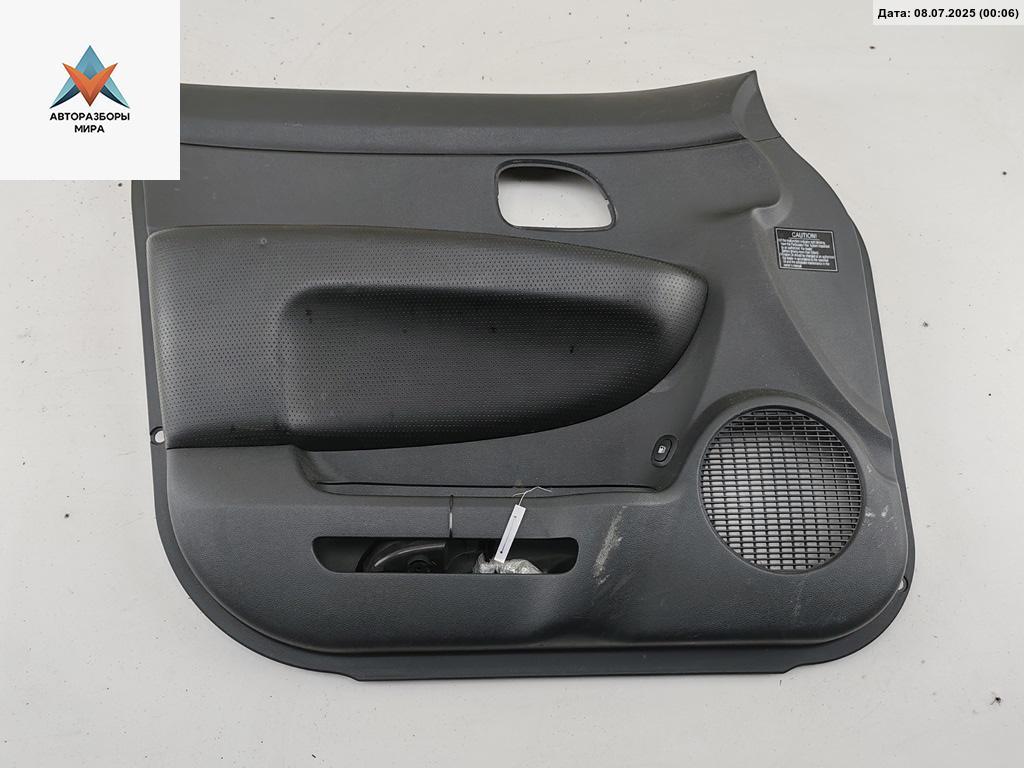 обшивка двери передняя левая Kia Carens 3 поколение 2006, 2.0 л., дизель, МКПП, серый, минивэн, 82310-1D000 - фото №1