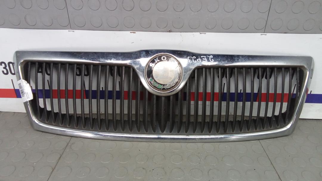 решетка радиатора Skoda Octavia 2 поколение (A5) 2007, 1.9 л., дизель, МКПП, хетчбэк 5 дв., 1Z0853668 - фото №1
