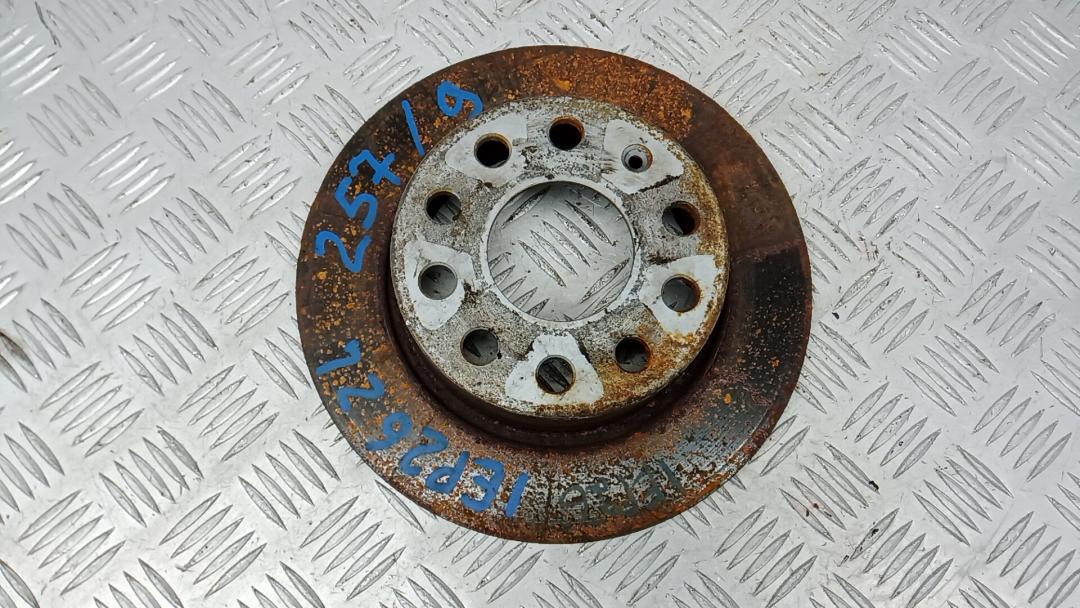 диск тормозной задний Volkswagen Golf 5 поколение 2006, 1.9 л., дизель, МКПП, хетчбэк 5 дв., 1K0615601AB - фото №1